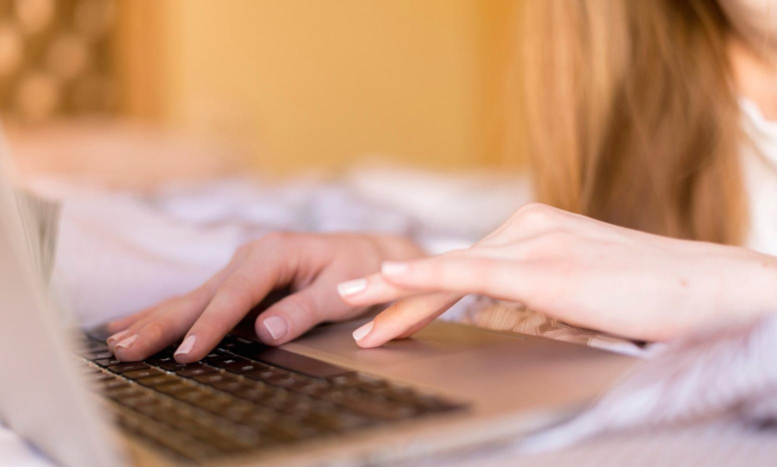 Studenti al lavoro nel laboratorio di manicure professionale