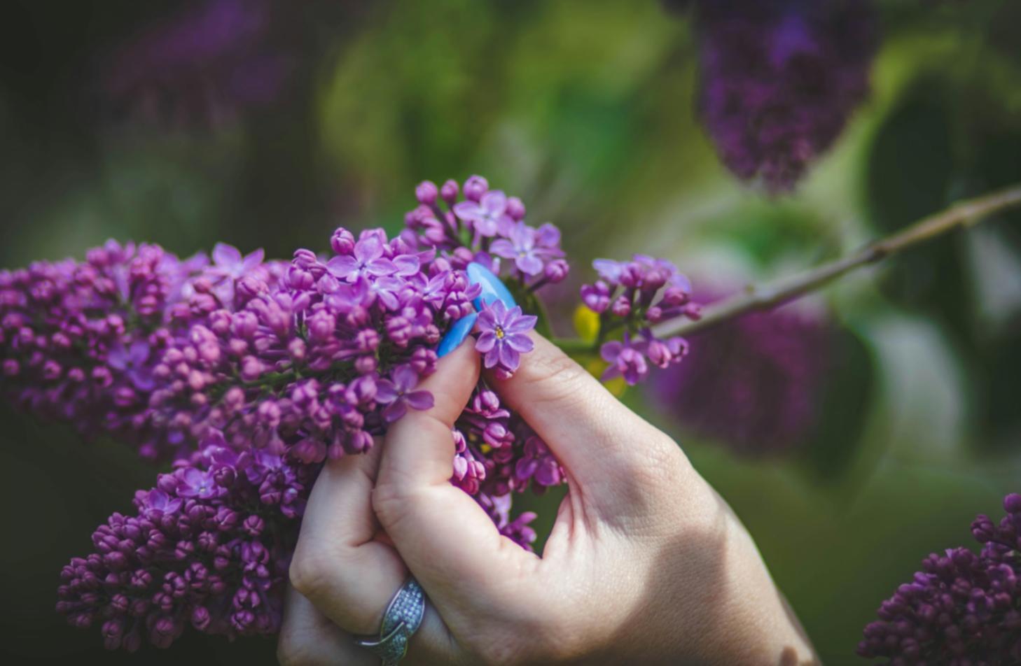 Ambiente formativo attrezzato con postazioni nail art professionali e strumenti di ultima generazione